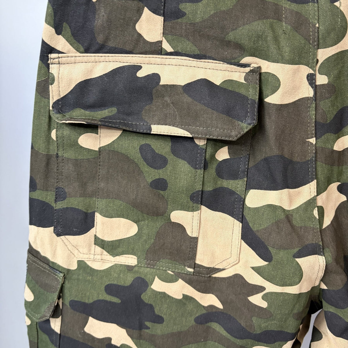 MIXED EMOTION Green Camouflage Embroidered Cargo Shorts ¡ª detail